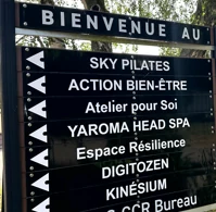 Panneau DIGITOZEN indiquant l’accès au Pôle Konzett à Lutzelbourg