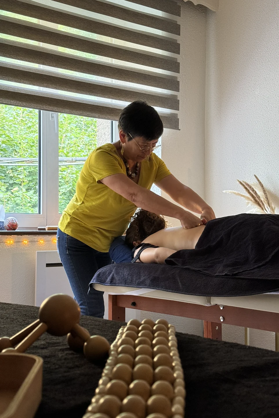 Patricia réalisant un massage Deep Tissue du dos