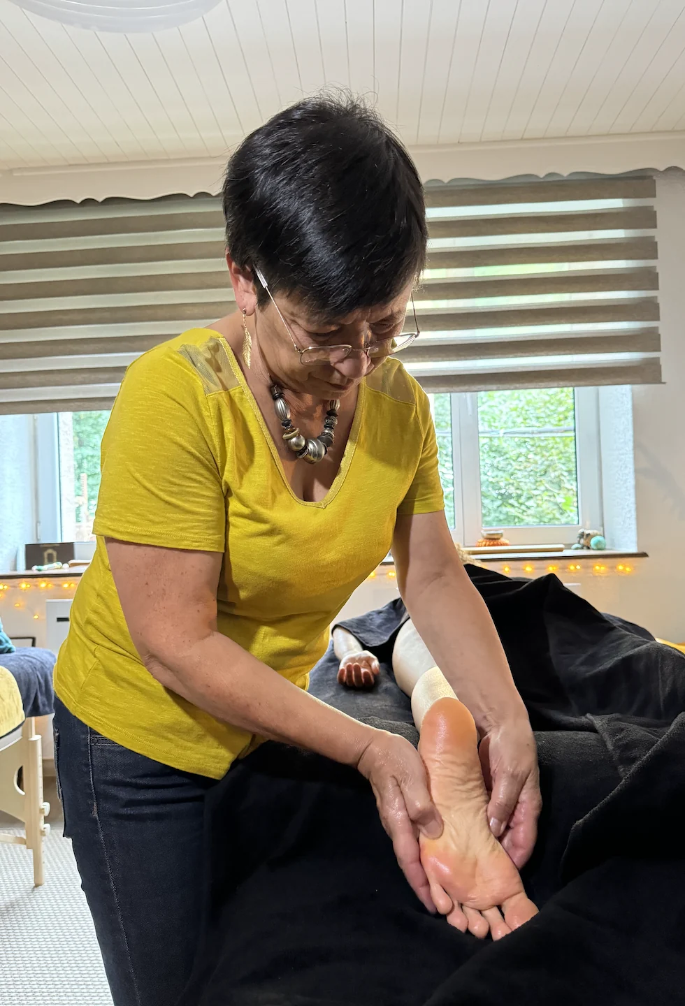 Patricia réalisant un soin ciblé sur les pieds